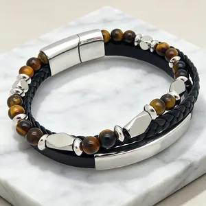 Gros plan d'un bracelet multicouche pour homme en œil de tigre et cuir avec fermoir aimanté