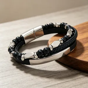 Vue détaillée du bracelet multicouche pour homme en perles d'onyx et cuir avec fermoir