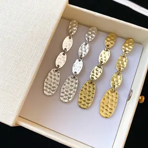 Boucles d'oreilles pendantes ovales martelées en or et argent avec boîte à bijoux élégante