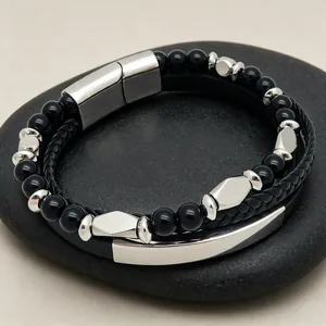 Vue détaillée d'un bracelet multi-couches pour hommes avec perles noires et fermoir aimanté.