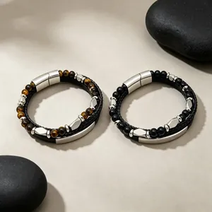 Vue détaillée de bracelets en cuir pour hommes avec perles d'œil de tigre et agate