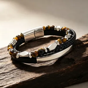 Vue détaillée d'un bracelet pour homme en œil de tigre, cuir tressé et plaque en acier.