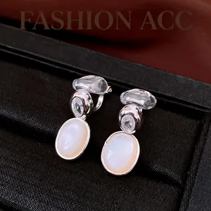 Boucles d'oreilles élégantes plaquées argent 18k avec pendentif en nacre ovale