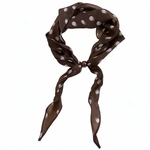 Foulard en soie marron vintage avec imprimé fleuri et perle élégante pour femmes