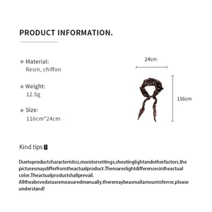 Détail montrant les dimensions et le matériau du foulard en mousseline à pois