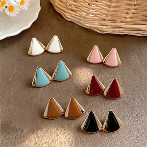 Elegantes pendientes triangulares de esmalte en varios colores de diseño moderno.