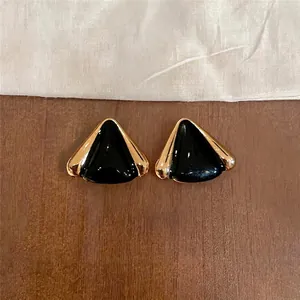 Elegantes pendientes de botón triangulares minimalistas con esmalte negro y plata 925