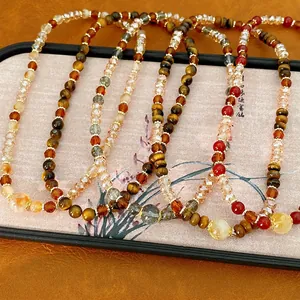 Pulseras apilables hechas a mano de ojo de tigre y cuentas de vidrio en tonos cálidos
