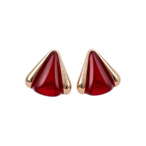 Elegantes pendientes triangulares de resina roja con borde dorado grabado vintage