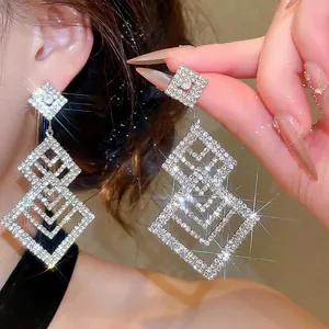 Elegante silberne geometrische hohle Hängeohrringe mit funkelnden Strasssteinen besetzt