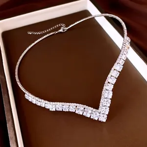 Eleganter quadratischer Zirkon-V-Halsreif in Silberoptik für luxuriösen Stil