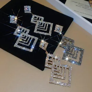 Exquisite geometrische Silberohrringe mit Kristallen, ideal für festliche Anlässe