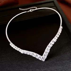 Elegante silberfarbene V-Halskette mit quadratischen Zirkonia für einen luxuriösen Look