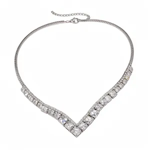 Eleganter silberner V-förmiger Zirkon-Choker mit quadratisch geschliffenen Steinen für Damen