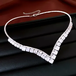 Nahaufnahme eines eleganten silberfarbenen V-Halsbands mit quadratischen Zirkoniasteinen
