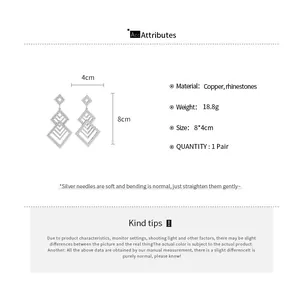 Abmessungen und Materialdetails für geometrische hohle Ohrhänger mit Strass