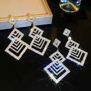 Nahaufnahme funkelnder Strass-Ohrhänger in Rautenform für elegante Festlichkeiten