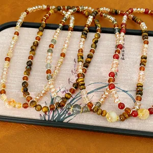 Primer plano detallado de pulseras artesanales de ojo de tigre y cuentas de vidrio