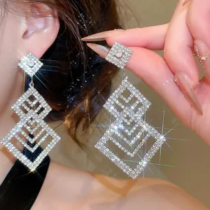 Detailansicht der silbernen Strass-Ohrringe mit hohlem Diamant-Design für elegante Bankette