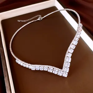 Nahaufnahme einer eleganten V-Halskette mit funkelnden quadratisch geschliffenen Zirkoniasteinen