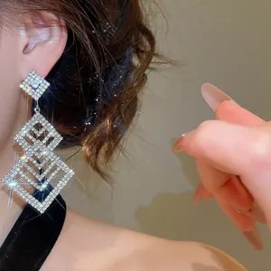 Elegante geometrische hohle Strass-Ohrhänger für Damen, Detailaufnahme im luxuriösen Stil