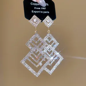 Nahaufnahme funkelnder Strass-Ohrringe mit geometrischem Hohldesign für elegante Feste