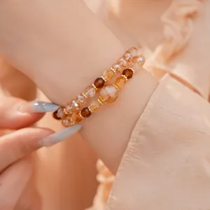 Vista detallada de pulseras de capas con cuentas de vidrio ámbar y ojo de tigre para mujer