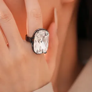 Statement-Ring mit rechteckigem Kristall und schwarzem Streifenband, verstellbar für Damen