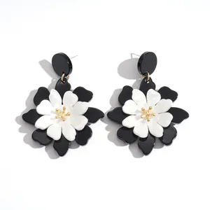Pendientes de flores de acrílico de doble capa con pétalos jaspeados y detalles dorados