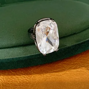 Makro-Detail eines rechteckigen Kristallrings mit geripptem schwarzem Metallband