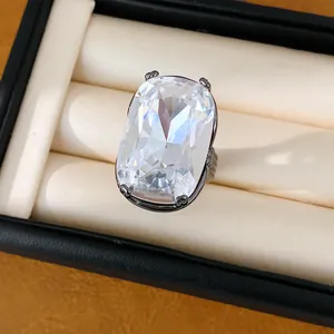 Detailansicht eines großen rechteckigen Edelsteinrings mit gestreiftem schwarzem Band