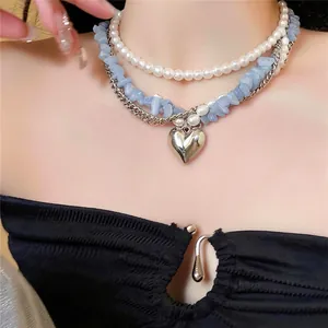 Élégant collier multicouche de perles et pierres bleu clair avec pendentif cœur argenté