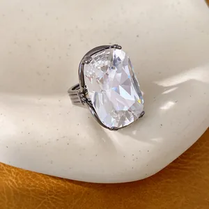 Statement-Ring aus schwarzem Metall mit großem rechteckigem Kristall für einen mutigen Look