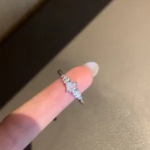 Close-up van een fonkelende ronde zirkonia ring aan een vinger, toont de briljante helderheid.