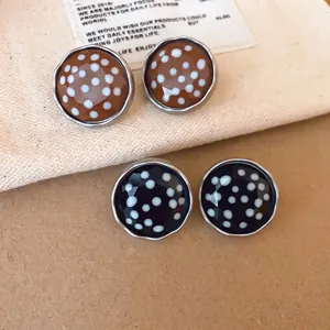Vintage ronde kristallen oorknopjes met chique stippenpatroon en zilveren accenten