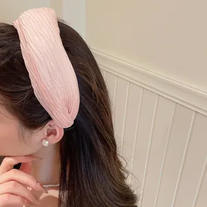 Λεπτομέρεια ροζ πλισέ υφασμάτινης στέκας φορεμένη από όμορφο μοντέλο σε σκηνικό