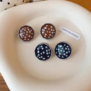 Retro gestippelde ronde oorknopjes in bruin en zwart kristal met zilveren randafwerking