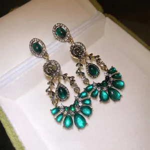 Boucles d'oreilles pendantes vintage en résine vert émeraude avec strass
