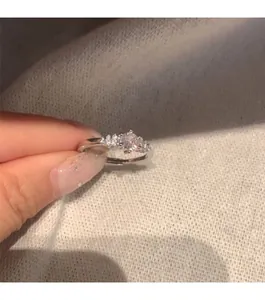 Close-up van een zilverkleurige ring in Franse stijl met zirkoon en verstelbare band