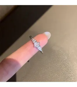 Close-up van een Franse stijl zilveren open ring met fonkelende ronde zirkoniasteentjes