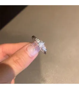 Detailweergave van een zilveren Franse luxe open ring met ronde zirkonia steen.