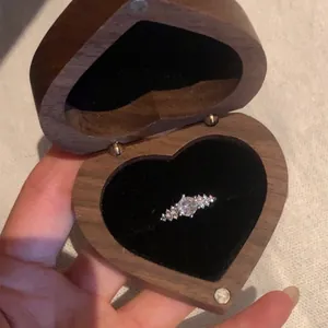 Dichtbij van een sprankelende ronde zirkonia ring in een hartvormig houten doos