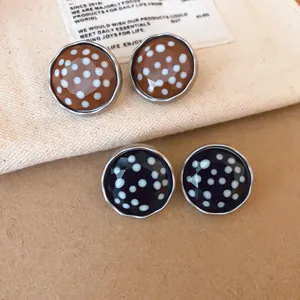 Vintage ronde kristallen oorknopjes met elegante bruine en zwarte stippenpatronen