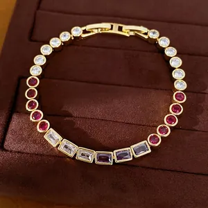 Elegante pulsera tenis bañada en oro de 18k con circonitas redondas y cuadradas de colores