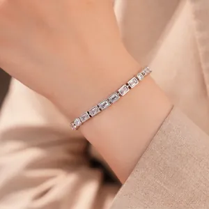 Elegante pulsera bañada en oro de 18 quilates con circonitas rectangulares y redondas