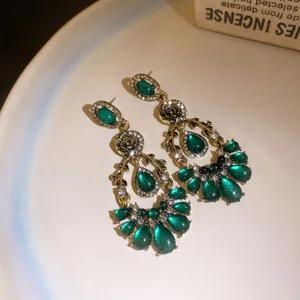 Élégantes boucles d'oreilles vintage vert émeraude avec gouttes d'eau et strass étincelants