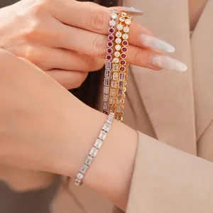 Λεπτομέρεια από επιχρυσωμένα βραχιόλια 18k με στρογγυλά και τετράγωνα ζιργκόν πέτρες.