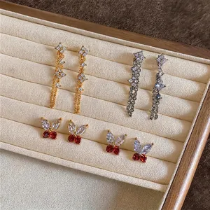 18 Karat vergoldete Zirkonia-Quasten-Ohrringe und Schmetterlings-Ohrstecker im Etui.