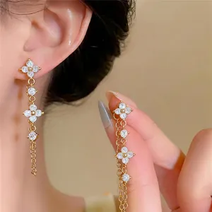 Elegante 18k vergoldete Zirkon-Quastenohrringe mit Blumenmotiven für stilvolle Damen