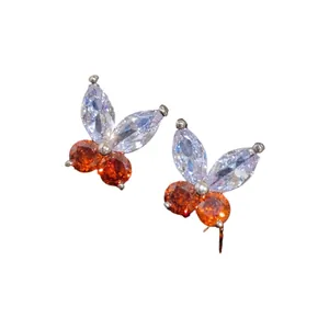 Schmetterling-Ohrstecker mit 18 Karat Vergoldung und zweifarbigen Zirkonia-Steinen